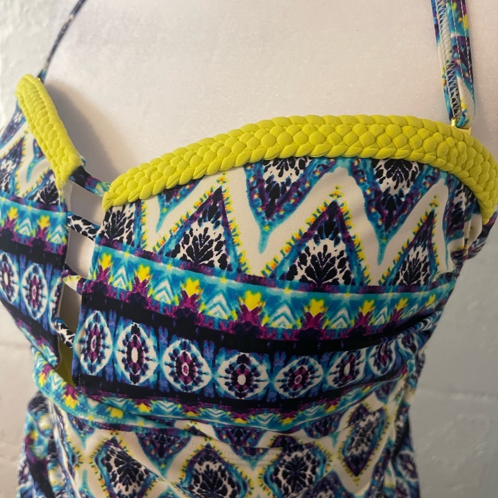 Jessica Simpson beautiful, 2 piece swimsuit!